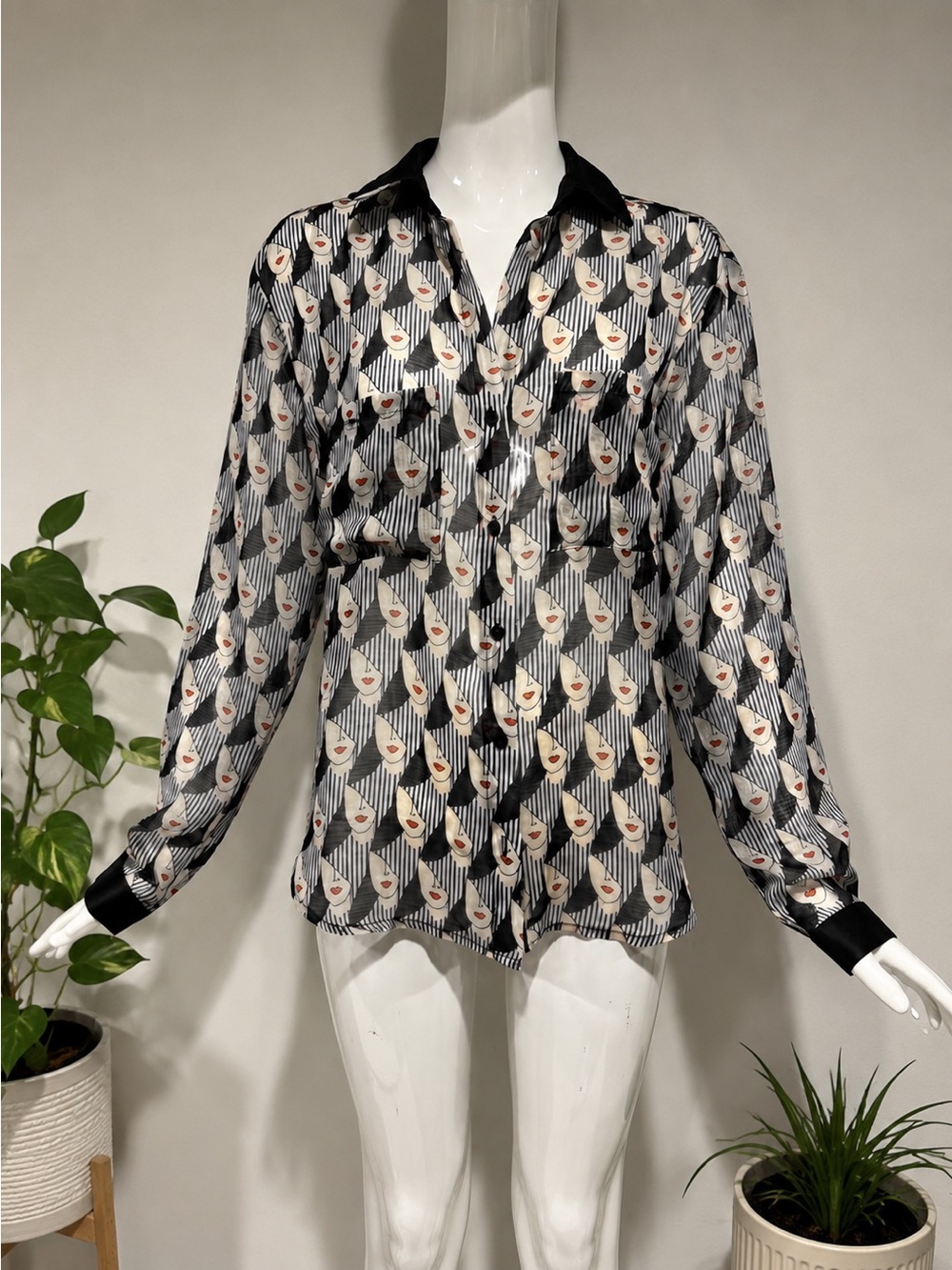 Esqualo NWT Abstract Face Print Sheer Button Front Blouse Size 8 - Picture 1 of 8